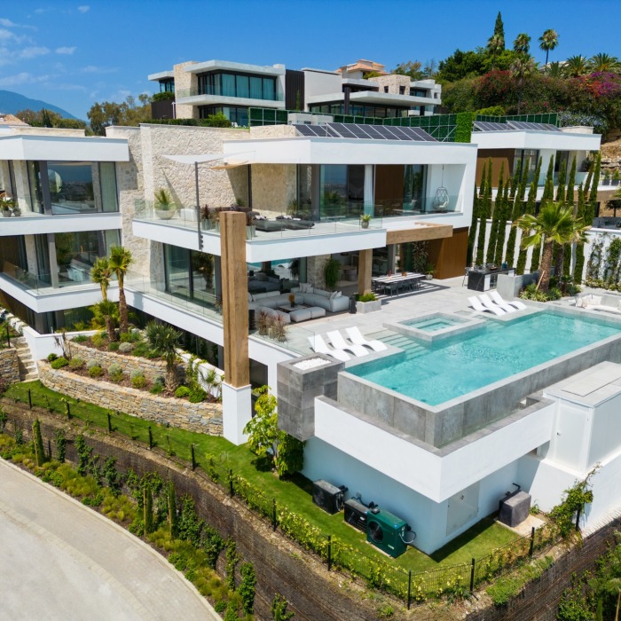 Modern Masterpiece 6 Bedroom Villa in La Quinta in Benahavis | Image 8