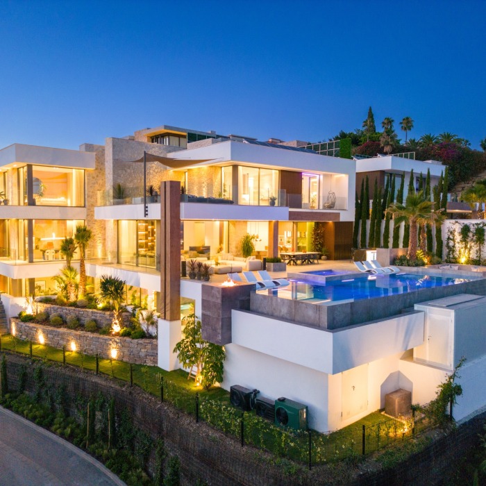 Modern Masterpiece 6 Bedroom Villa in La Quinta in Benahavis | Image 1