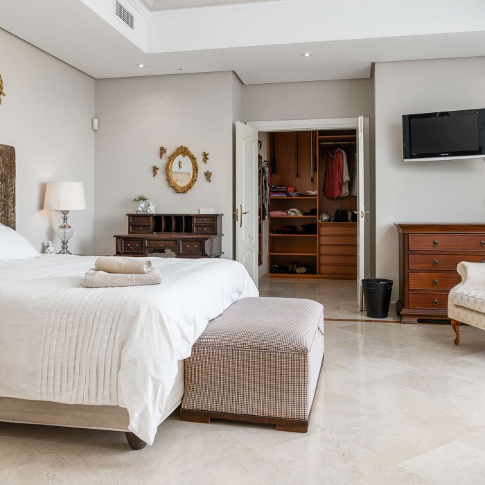 Huge 7 Bedroom Sea View Mansion in Nueva Andalucia | Image 53