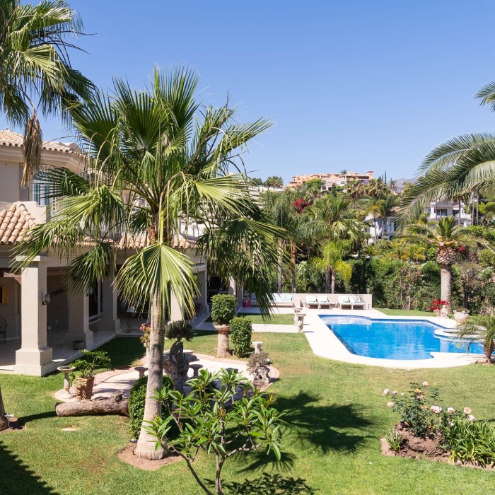 Huge 7 Bedroom Sea View Mansion in Nueva Andalucia | Image 14