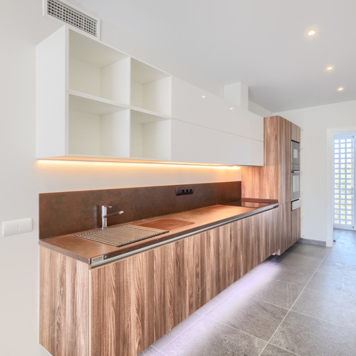 Contemporary Italian Style 2 Bedroom Apartment in Estepona | Image 7