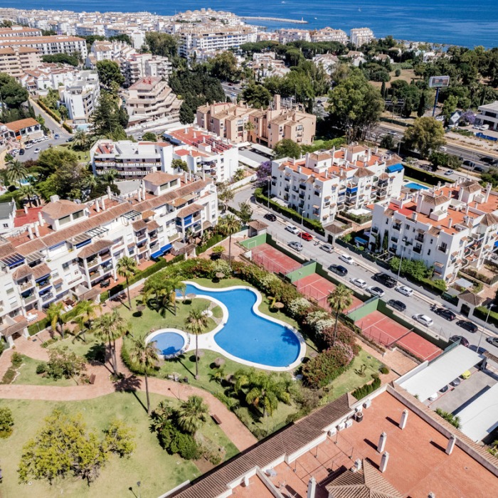 Modern 3 Bedroom Apartment with Terrace in Nueva Andalucia | Image 1