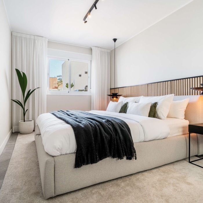 Apartamento Moderno Escandinavo de 4 Dormitorios en Jardines de Andalucia, Nueva Andalucia | Image 9