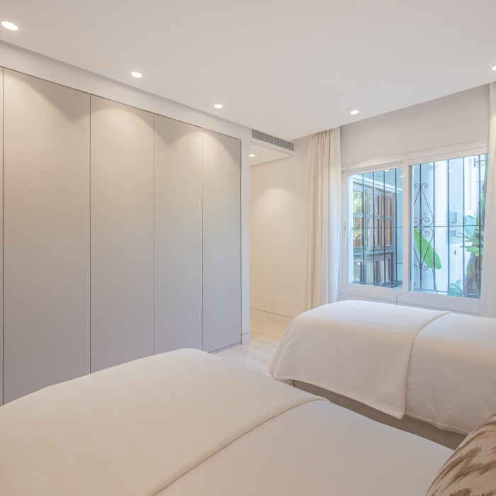 Impressive 3 bedroom Ground Floor Apartment in Puente Romano, Marbella Golden Mile | Image 21