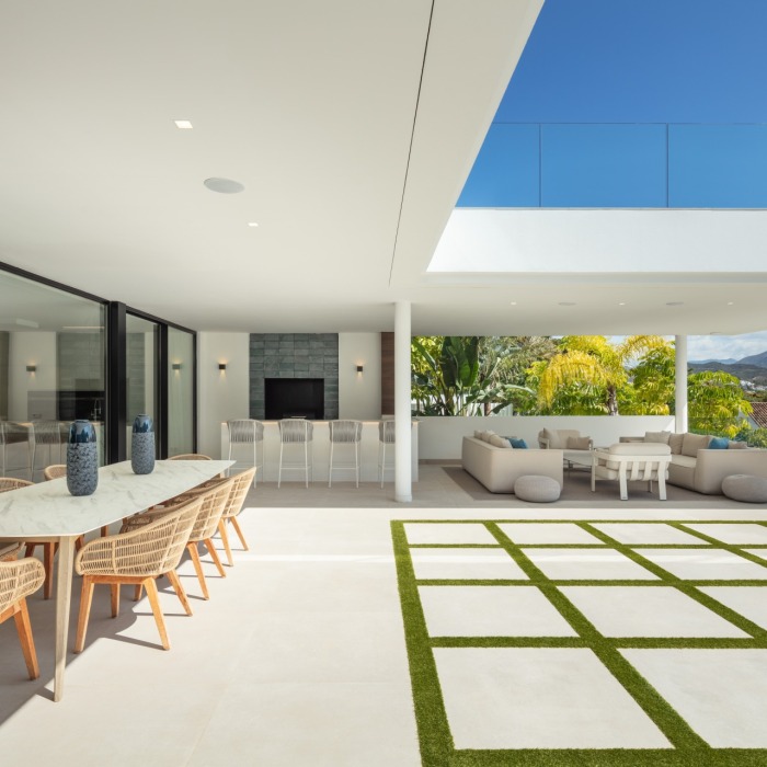 Modern 5 Bedroom Villa in Nueva Andalucia | Image 1