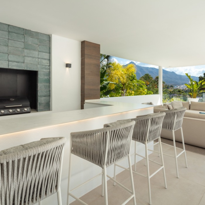 Modern 5 Bedroom Villa in Nueva Andalucia | Image 2