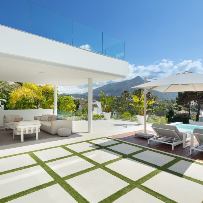 Modern 5 Bedroom Villa in Nueva Andalucia | Image 4