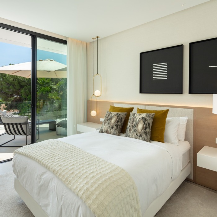 Modern 5 Bedroom Villa in Nueva Andalucia | Image 9