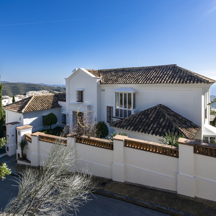 Villa de Style Andalou avec Vue Mer & Golf Panoramique de 6 Chambres à Los Monteros, Marbella Est | Image 8