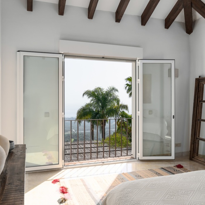 Villa de Style Andalou avec Vue Mer & Golf Panoramique de 6 Chambres à Los Monteros, Marbella Est | Image 41