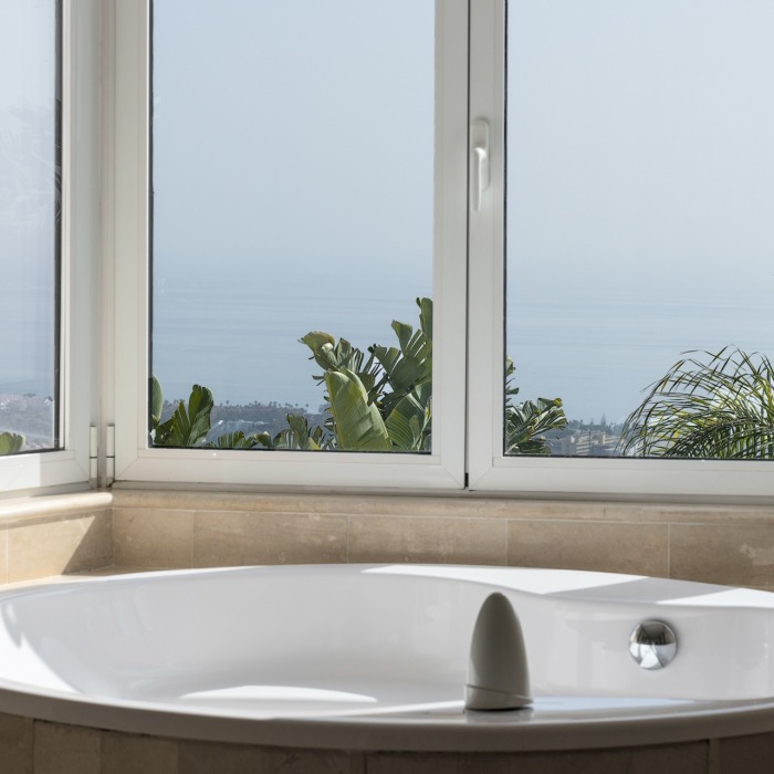 Villa de Style Andalou avec Vue Mer & Golf Panoramique de 6 Chambres à Los Monteros, Marbella Est | Image 39
