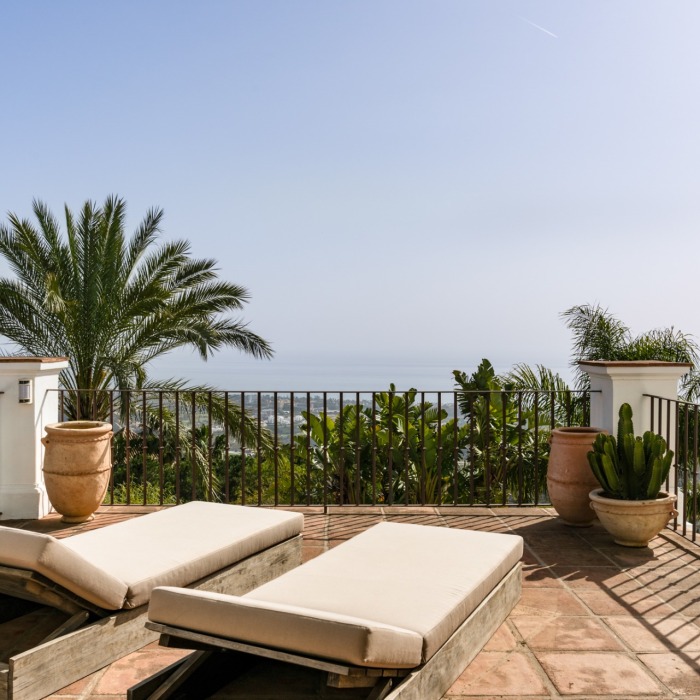 Villa de Style Andalou avec Vue Mer & Golf Panoramique de 6 Chambres à Los Monteros, Marbella Est | Image 36