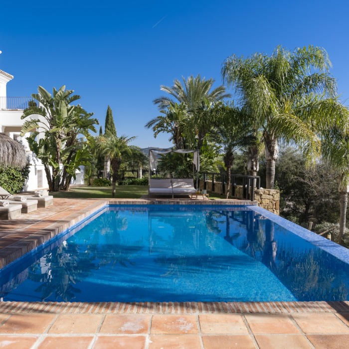 Villa de Style Andalou avec Vue Mer & Golf Panoramique de 6 Chambres à Los Monteros, Marbella Est | Image 11