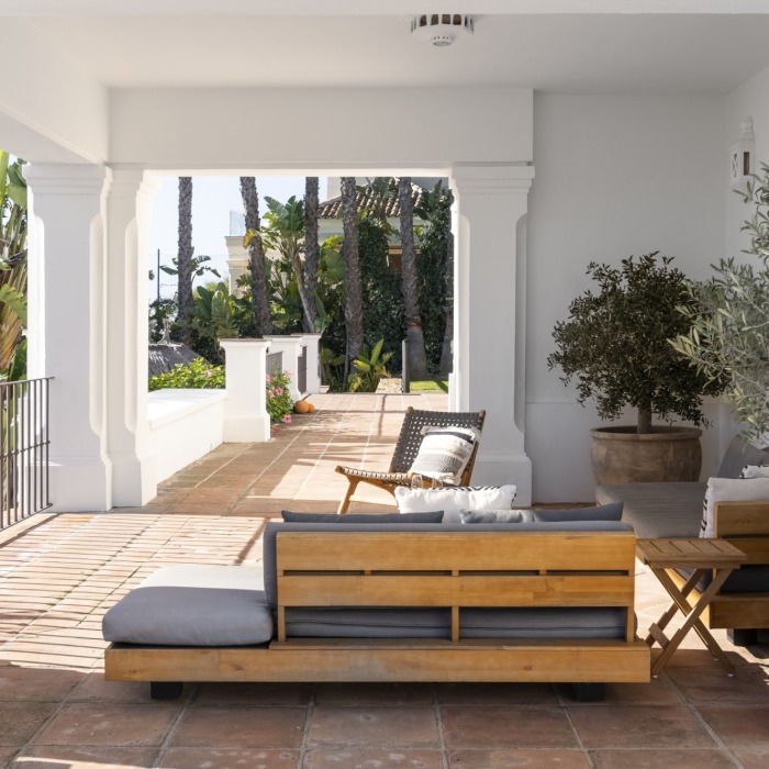 Villa de Style Andalou avec Vue Mer & Golf Panoramique de 6 Chambres à Los Monteros, Marbella Est | Image 13