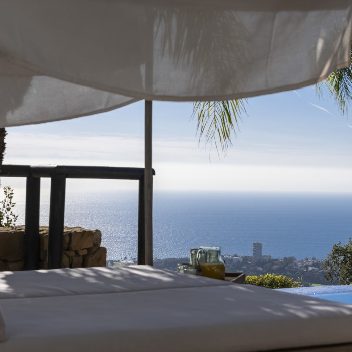 Villa de Style Andalou avec Vue Mer & Golf Panoramique de 6 Chambres à Los Monteros, Marbella Est | Image 15