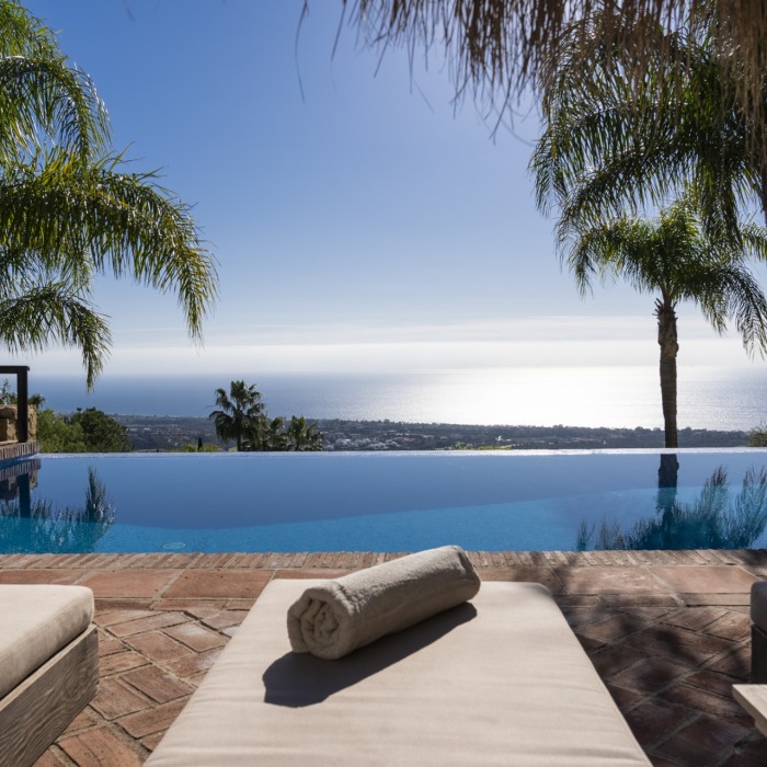 Villa de Style Andalou avec Vue Mer & Golf Panoramique de 6 Chambres à Los Monteros, Marbella Est | Image 16