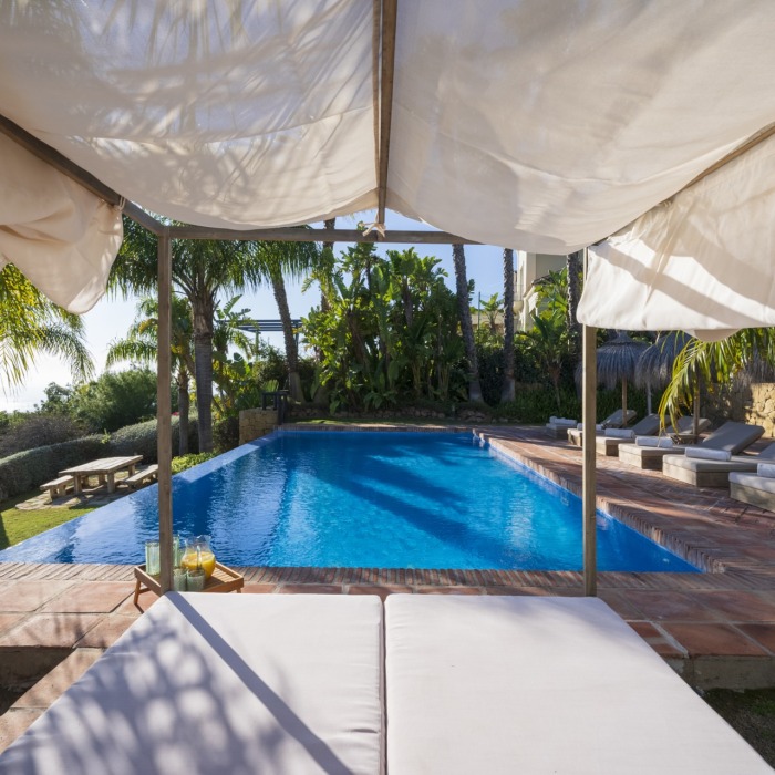 Villa de Style Andalou avec Vue Mer & Golf Panoramique de 6 Chambres à Los Monteros, Marbella Est | Image 18