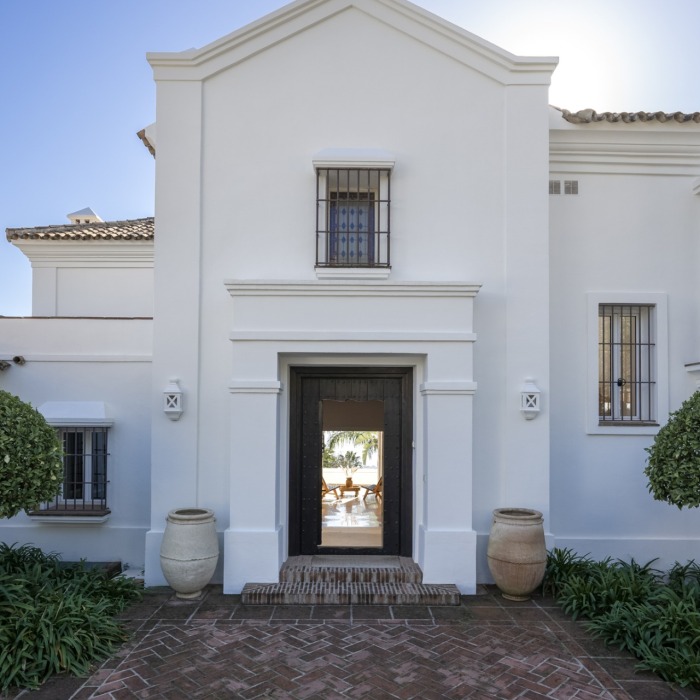 Villa de Style Andalou avec Vue Mer & Golf Panoramique de 6 Chambres à Los Monteros, Marbella Est | Image 7