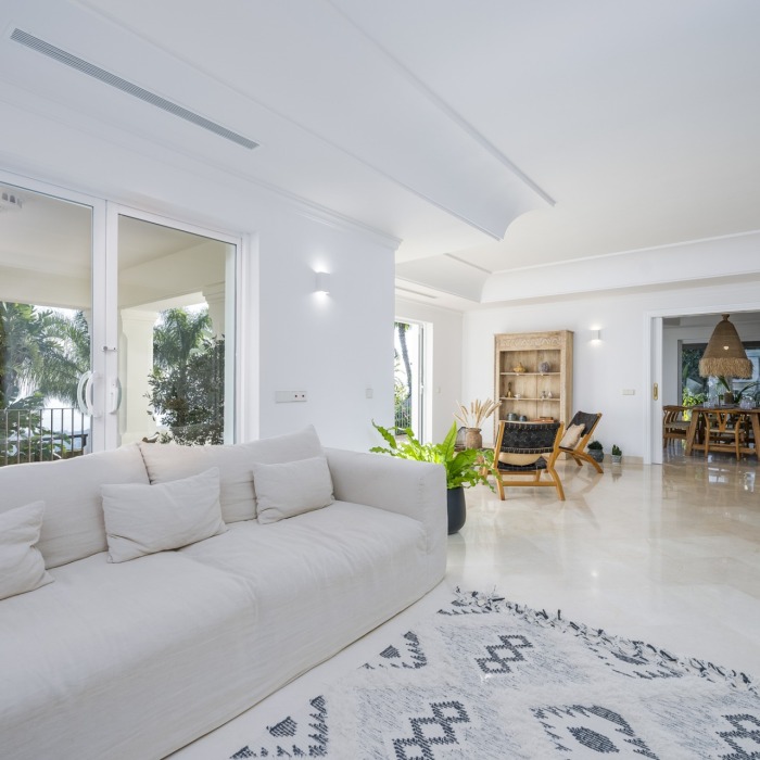 Villa de Style Andalou avec Vue Mer & Golf Panoramique de 6 Chambres à Los Monteros, Marbella Est | Image 23