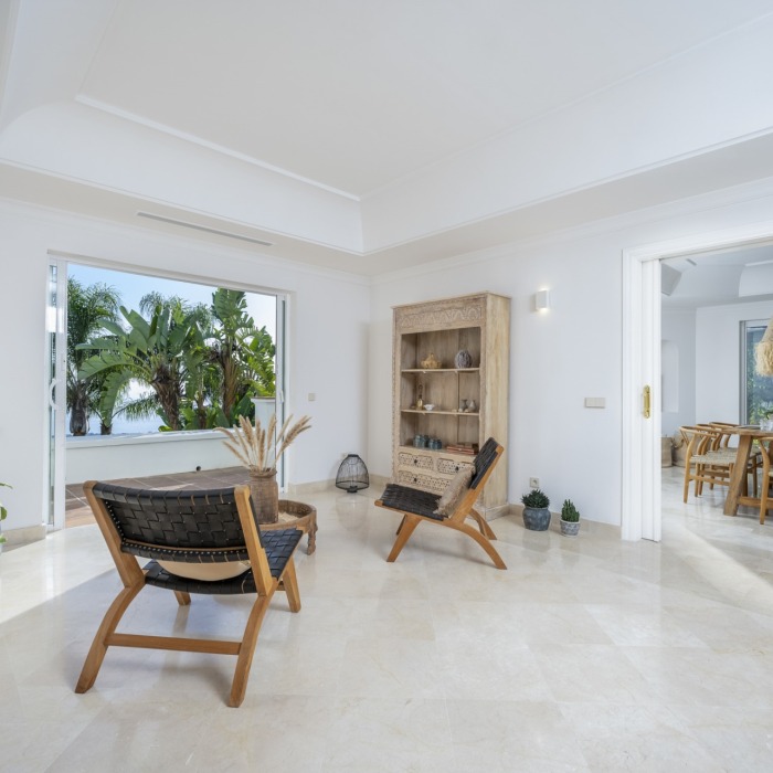 Villa de Style Andalou avec Vue Mer & Golf Panoramique de 6 Chambres à Los Monteros, Marbella Est | Image 25