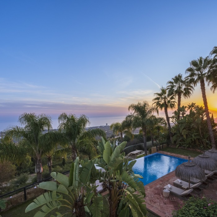 Villa de Style Andalou avec Vue Mer & Golf Panoramique de 6 Chambres à Los Monteros, Marbella Est | Image 1