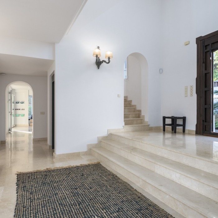 Villa de Style Andalou avec Vue Mer & Golf Panoramique de 6 Chambres à Los Monteros, Marbella Est | Image 30