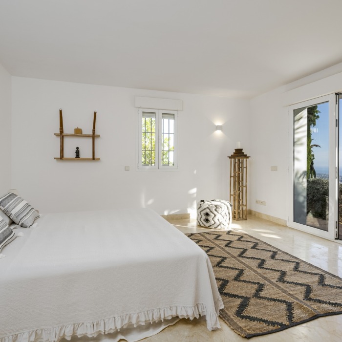 Villa de Style Andalou avec Vue Mer & Golf Panoramique de 6 Chambres à Los Monteros, Marbella Est | Image 105