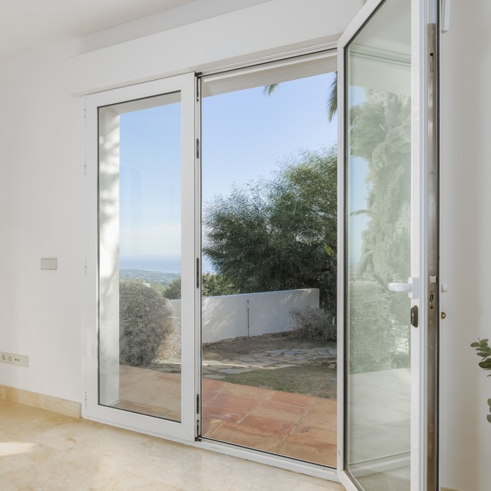 Villa de Style Andalou avec Vue Mer & Golf Panoramique de 6 Chambres à Los Monteros, Marbella Est | Image 101