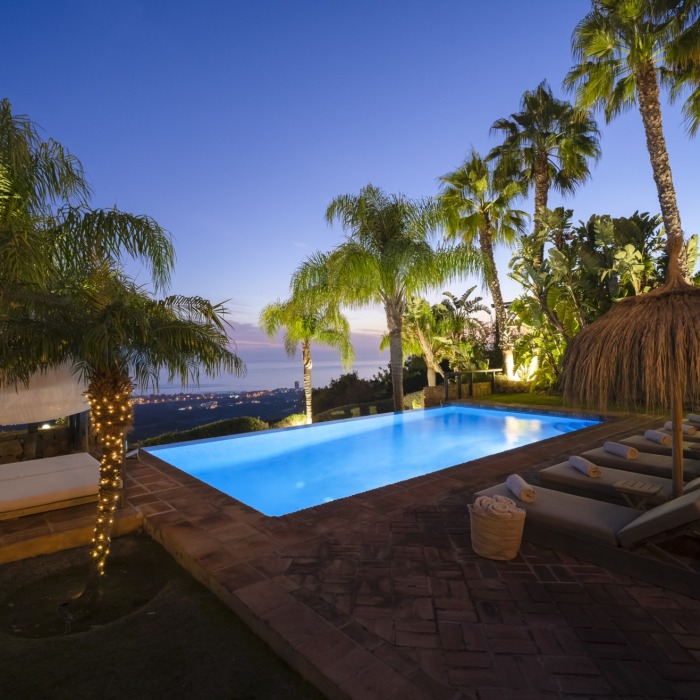 Villa de estilo andaluz de 6 dormitorios con vistas panorámicas al mar y al golf en Los Monteros, Marbella Este | Image 2