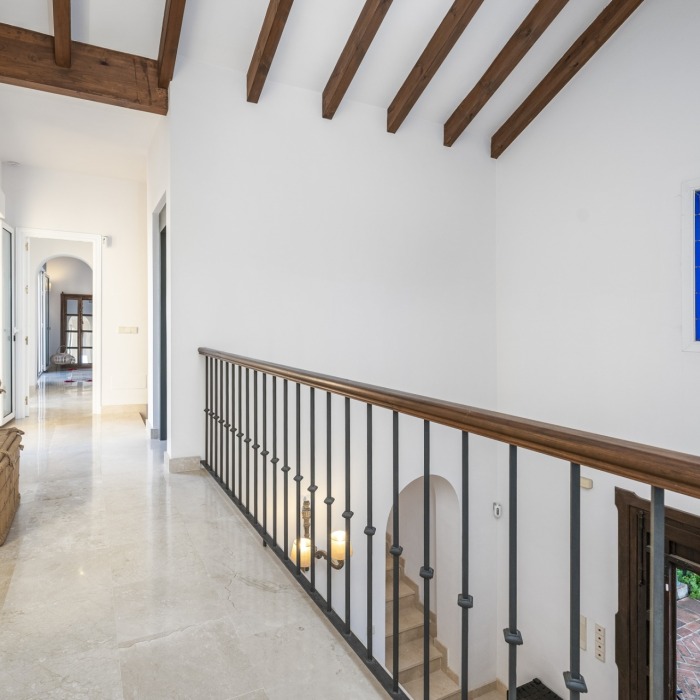 Villa de Style Andalou avec Vue Mer & Golf Panoramique de 6 Chambres à Los Monteros, Marbella Est | Image 90