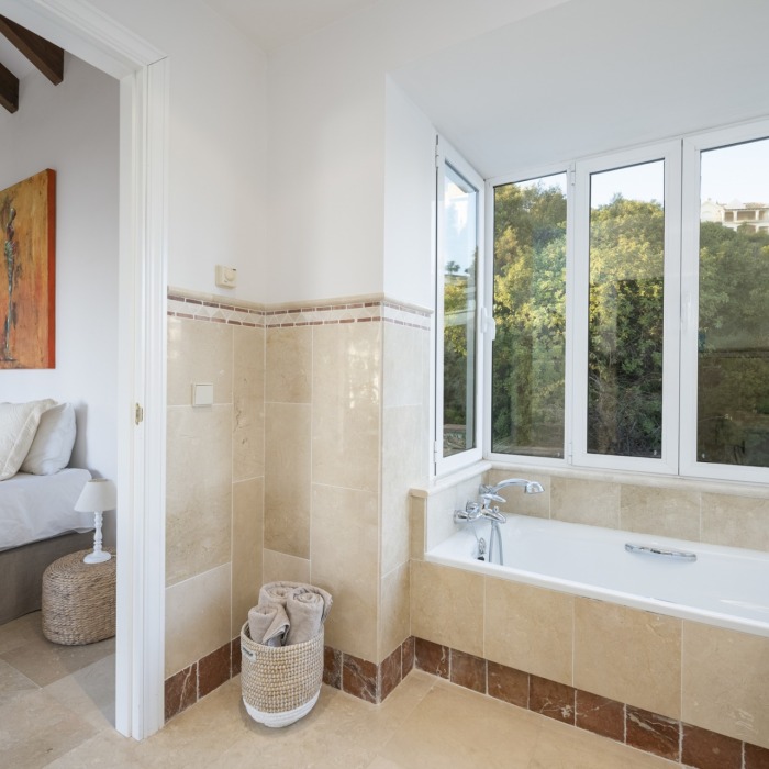 Villa de Style Andalou avec Vue Mer & Golf Panoramique de 6 Chambres à Los Monteros, Marbella Est | Image 88