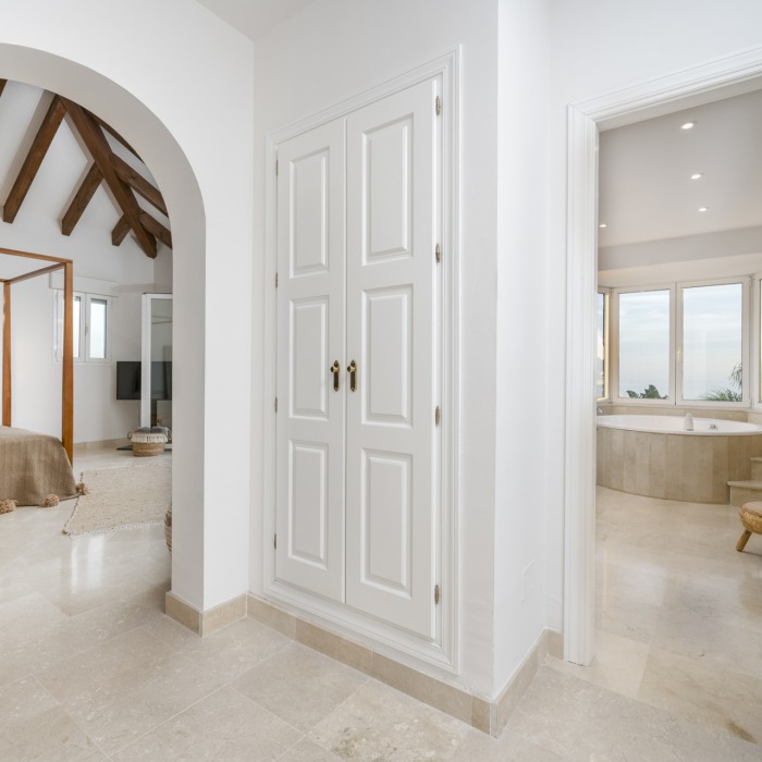 Villa de Style Andalou avec Vue Mer & Golf Panoramique de 6 Chambres à Los Monteros, Marbella Est | Image 85