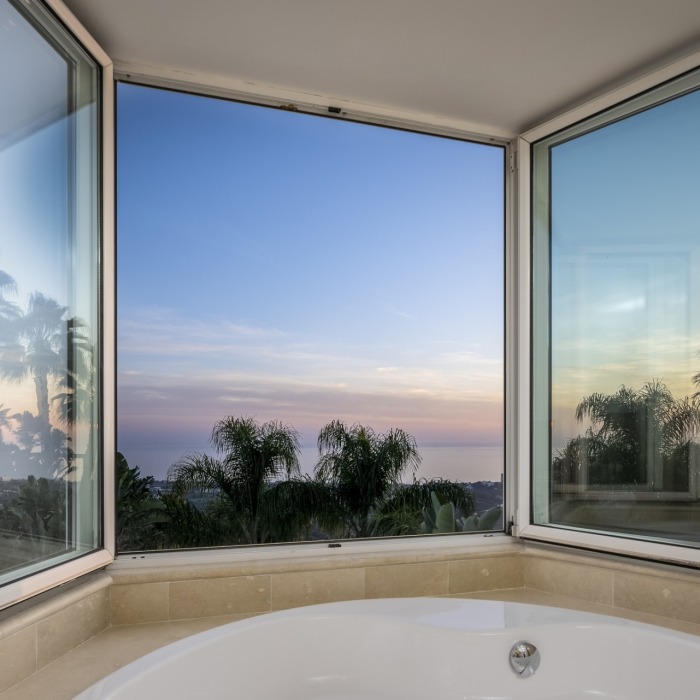 Villa de Style Andalou avec Vue Mer & Golf Panoramique de 6 Chambres à Los Monteros, Marbella Est | Image 81