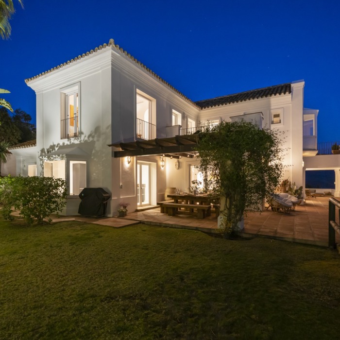Villa de Style Andalou avec Vue Mer & Golf Panoramique de 6 Chambres à Los Monteros, Marbella Est | Image 4