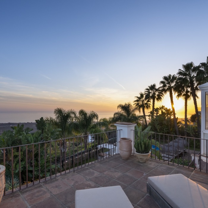 Villa de Style Andalou avec Vue Mer & Golf Panoramique de 6 Chambres à Los Monteros, Marbella Est | Image 76