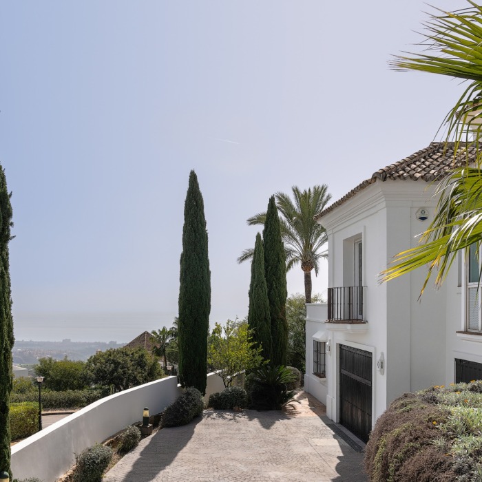 Villa de Style Andalou avec Vue Mer & Golf Panoramique de 6 Chambres à Los Monteros, Marbella Est | Image 10
