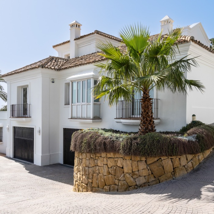 Villa de Style Andalou avec Vue Mer & Golf Panoramique de 6 Chambres à Los Monteros, Marbella Est | Image 52