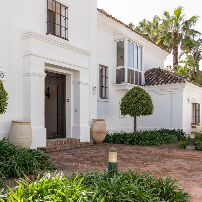 Villa de Style Andalou avec Vue Mer & Golf Panoramique de 6 Chambres à Los Monteros, Marbella Est | Image 51