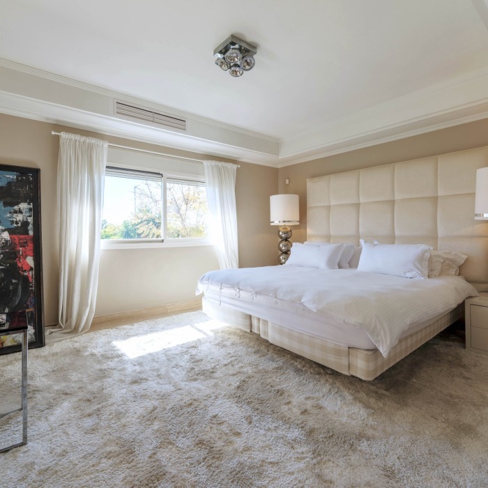 Contemporary 4 Bedroom Apartment in Lomas de Sierra Blanca in Marbella Golden Mile | Image 9