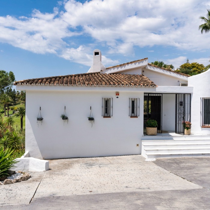 Villa de 4 dormitorios en primera línea de golf en alquiler en Nueva Andalucía | Image 1