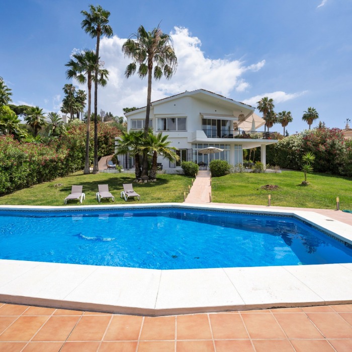 Front line golf villa for rent in Nueva Andalucia2