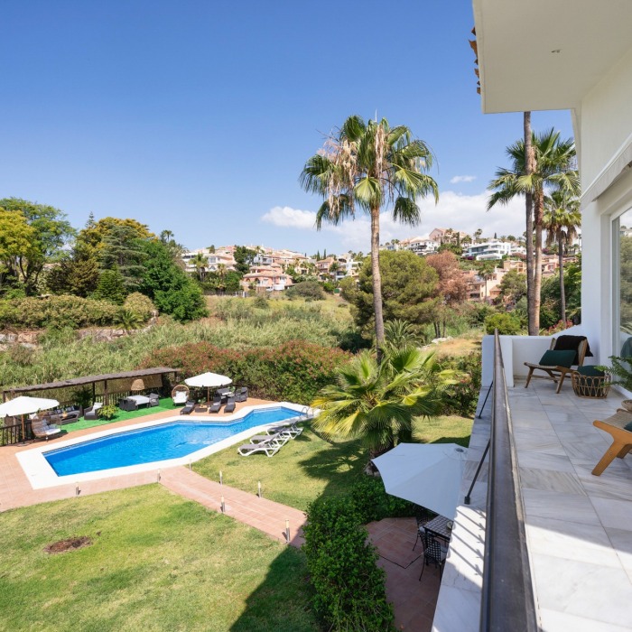 Villa de 4 dormitorios en primera línea de golf en alquiler en Nueva Andalucía | Image 19