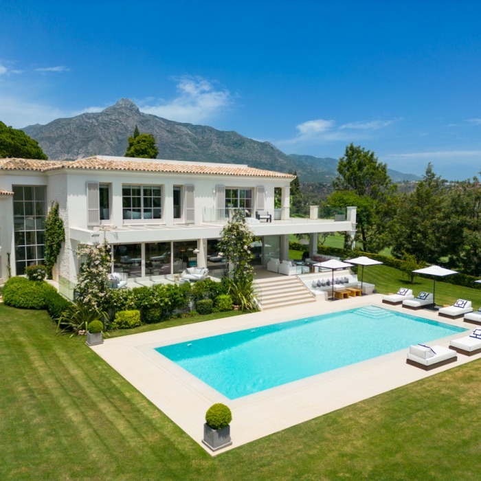 6 Bedroom Front Line Golf Villa with Spectacular Views in Aloha, Nueva Andalucia | Image 4