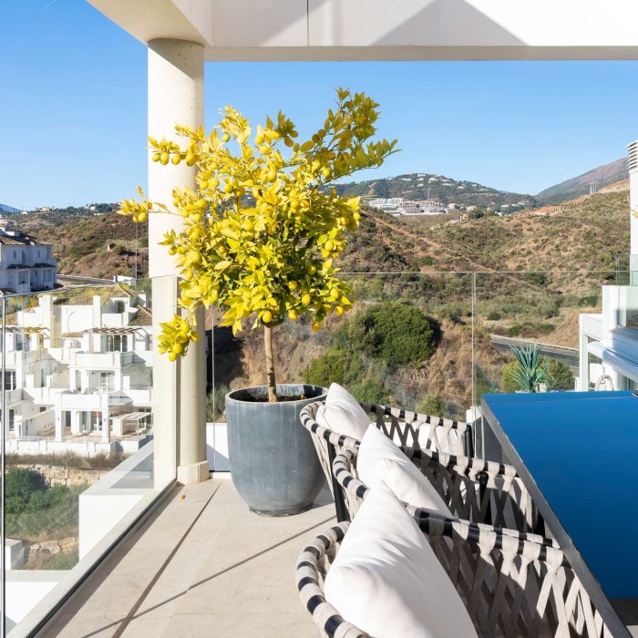 Ático moderno de 3 dormitorios con vistas panorámicas al mar y piscina privada en La Morelia en Nueva Andalucía | Image 14