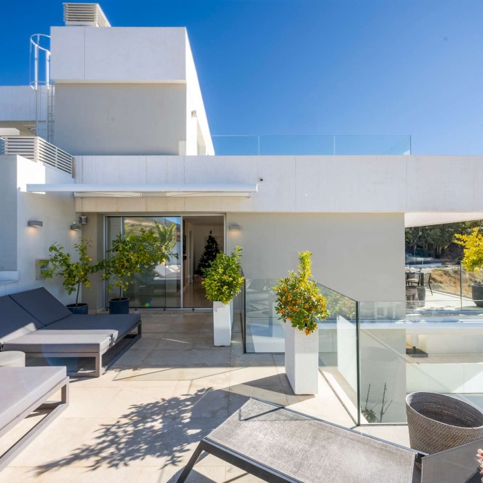 Ático moderno de 3 dormitorios con vistas panorámicas al mar y piscina privada en La Morelia en Nueva Andalucía | Image 17