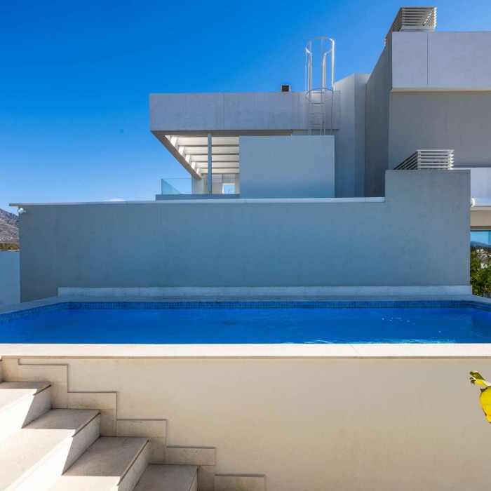 Ático moderno de 3 dormitorios con vistas panorámicas al mar y piscina privada en La Morelia en Nueva Andalucía | Image 19