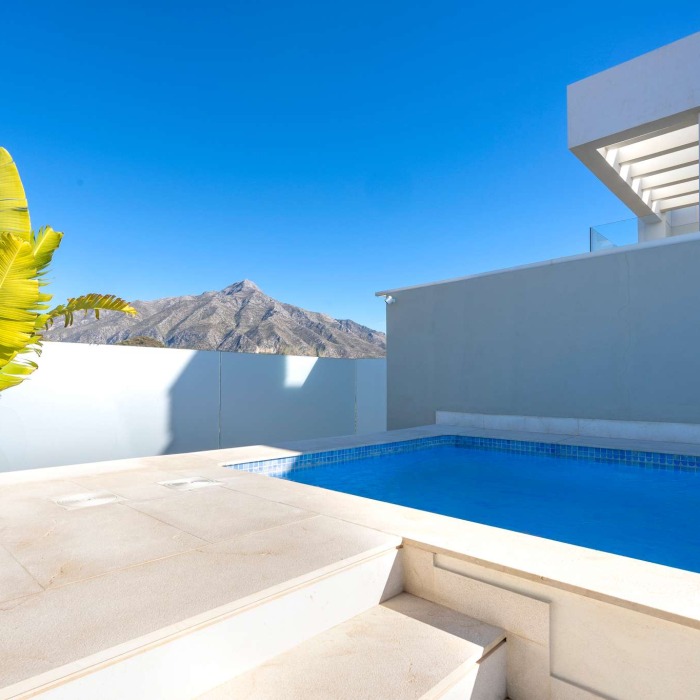 Ático moderno de 3 dormitorios con vistas panorámicas al mar y piscina privada en La Morelia en Nueva Andalucía | Image 20