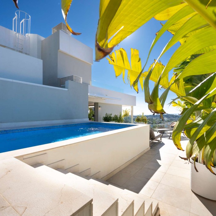 Ático moderno de 3 dormitorios con vistas panorámicas al mar y piscina privada en La Morelia en Nueva Andalucía | Image 22