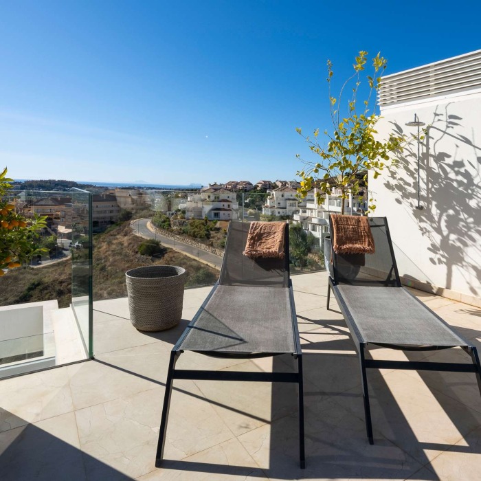 Ático moderno de 3 dormitorios con vistas panorámicas al mar y piscina privada en La Morelia en Nueva Andalucía | Image 24