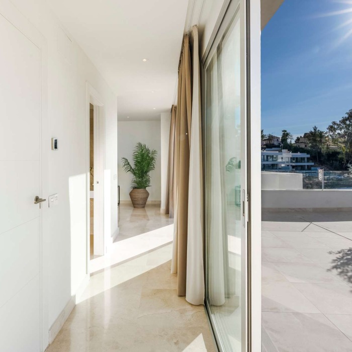 Ático moderno de 3 dormitorios con vistas panorámicas al mar y piscina privada en La Morelia en Nueva Andalucía | Image 30